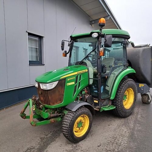 John Deere 3046R
